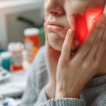 Mal de gorge et douleur à l'oreille d'un côté : causes, symptômes et traitements pour soulager